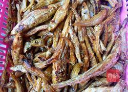 红青椒爆炒火焙鱼的做法图解1