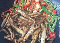 红青椒爆炒火焙鱼的做法图解5