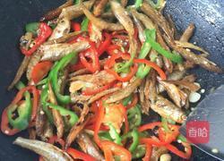 红青椒爆炒火焙鱼的做法图解6