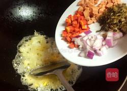 酸菜蛋炒饭的做法图解3