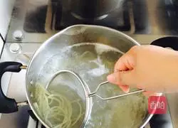 Illustration of how to make sausage fried noodles 2