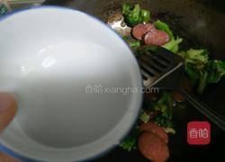 西兰花炒香肠的做法图解8