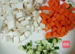 老干妈鸡蛋三丁炒饭的做法图解1