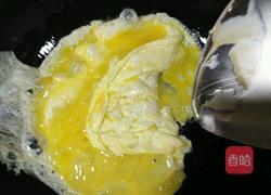 老干妈鸡蛋三丁炒饭的做法图解2