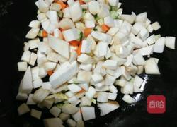 老干妈鸡蛋三丁炒饭的做法图解3