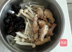 海鲜菇鸡腿汤的做法图解1