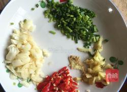 酸胡萝卜炒鸭珍的做法图解1