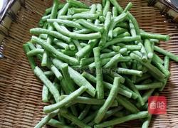 油渣豆角的做法图解3