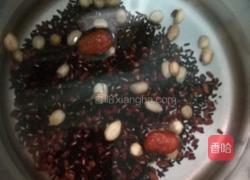 黑米粥的做法图解3