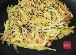 Illustration of how to make shredded potato egg pancake 9