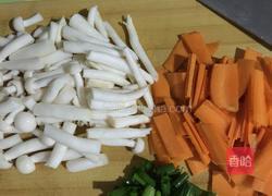 海鲜菇炒胡萝卜的做法图解2