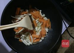 海鲜菇炒胡萝卜的做法图解5