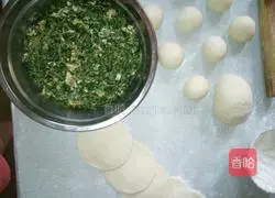 Illustration of how to make steamed buns with leek and egg filling 4