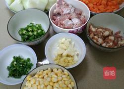 黄金万两(肉丁炒胡萝卜玉米)的做法图解1