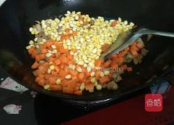 黄金万两(肉丁炒胡萝卜玉米)的做法图解2