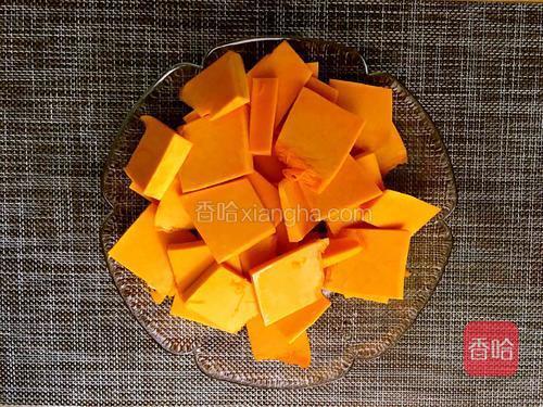 切成薄片放在盘子里