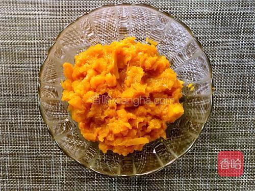 用勺子压成南瓜泥