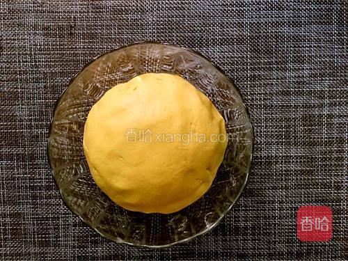 放糯米粉玉米粉白糖,糯米粉分次加,直到不沾手为止