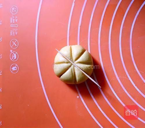 取一个南瓜球,用牙签压米子形状