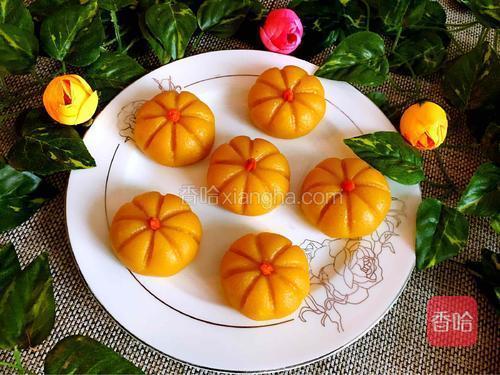 好了,甜甜糯糯的南瓜饼出锅了,尝尝吧保证好吃呦!来吧亮个像,好可爱啊!