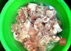 猪骨白萝卜汤的做法图解1