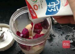 红火龙果香蕉奶昔的做法图解2