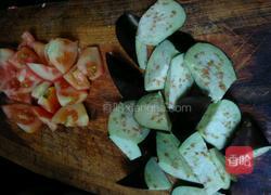 番茄炒茄子的做法图解1