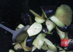 番茄炒茄子的做法图解3