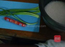 火腿肠蒜薹闷饭的做法图解1