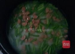 火腿肠蒜薹闷饭的做法图解2