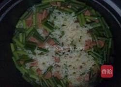火腿肠蒜薹闷饭的做法图解3