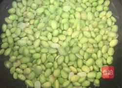 豌豆炒玉米香肠的做法图解2