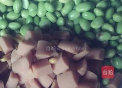 豌豆炒玉米香肠的做法图解3
