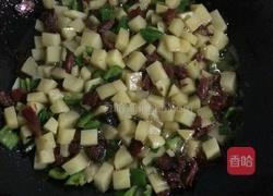 土豆腊肉炒饭的做法图解3