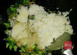 西兰花炒饭的做法图解7