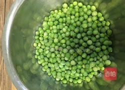 碗豆炒虾仁的做法图解1