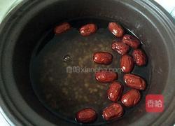 红豆薏米红枣粥的做法图解2