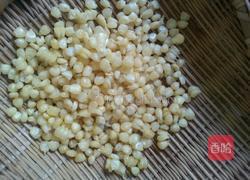 胡萝卜抄玉米粒的做法图解2