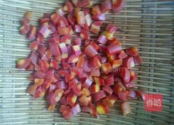 胡萝卜抄玉米粒的做法图解3