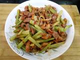 川味芹菜小炒肉的做法[图]