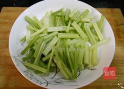 川味芹菜小炒肉的做法图解2