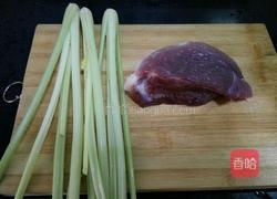 川味芹菜小炒肉的做法图解1