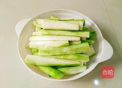 红辣椒酱拌丝瓜的做法图解1