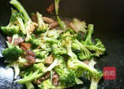 西兰花炒肉的做法图解3