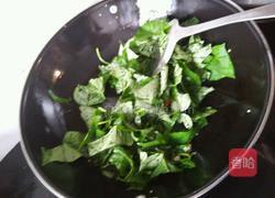 青红椒炒番薯叶的做法图解5