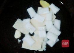 蟹味菇虾丸汤的做法图解2