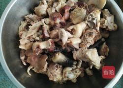 蘑菇炖柴鸡的做法图解1