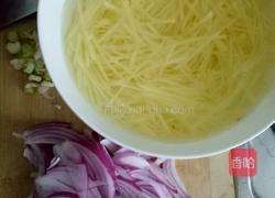 圆葱炒土豆丝的做法图解2
