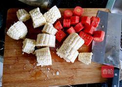 胡萝卜玉米大骨汤的做法图解2