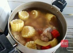 胡萝卜玉米大骨汤的做法图解3